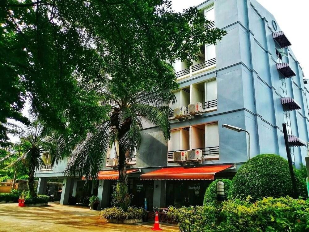 Beerapan Hotel Bangkok Exterior photo