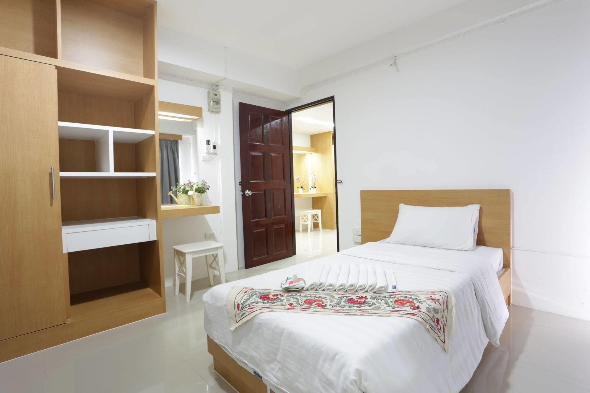 Beerapan Hotel Bangkok Exterior photo