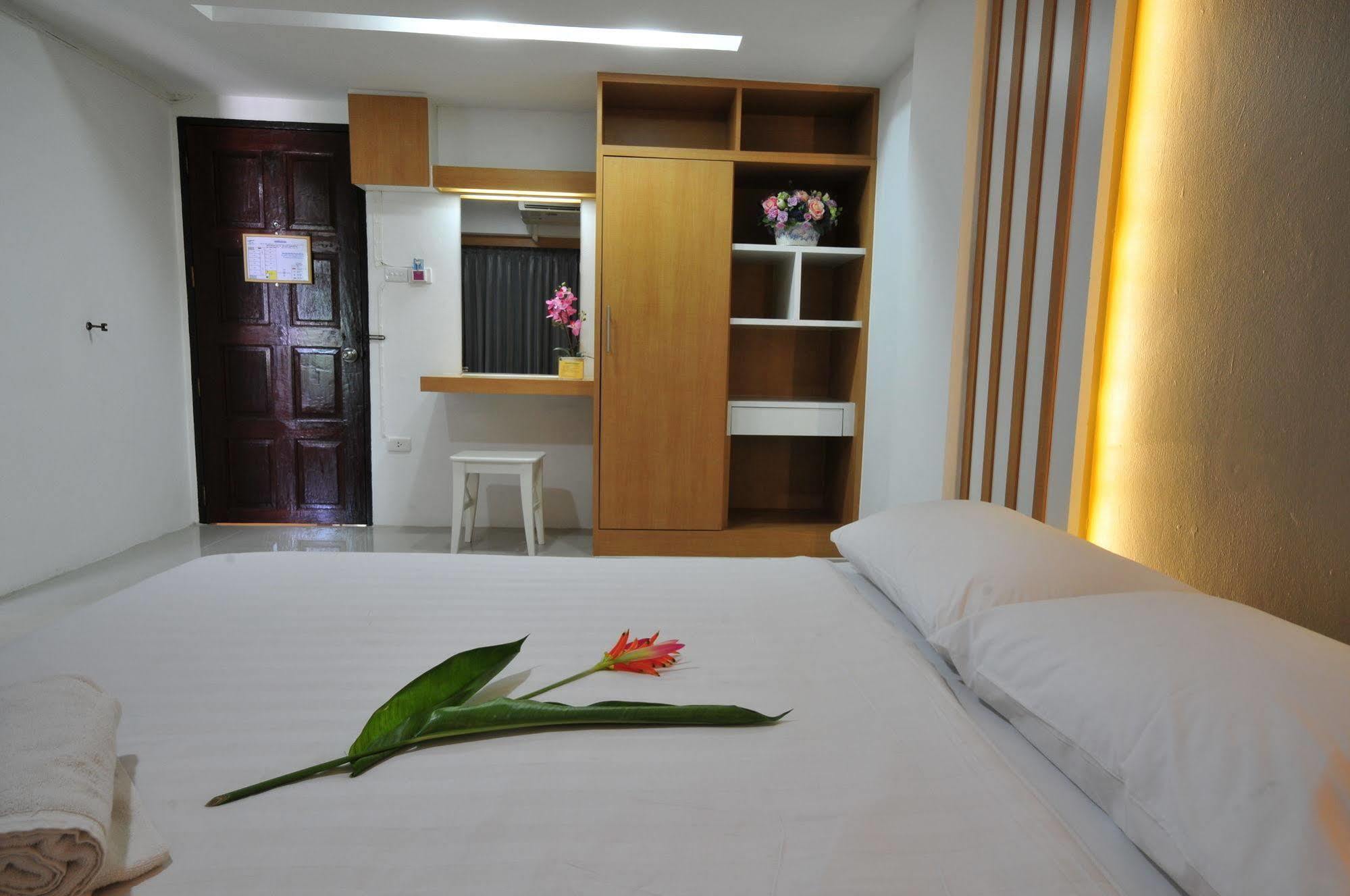 Beerapan Hotel Bangkok Exterior photo
