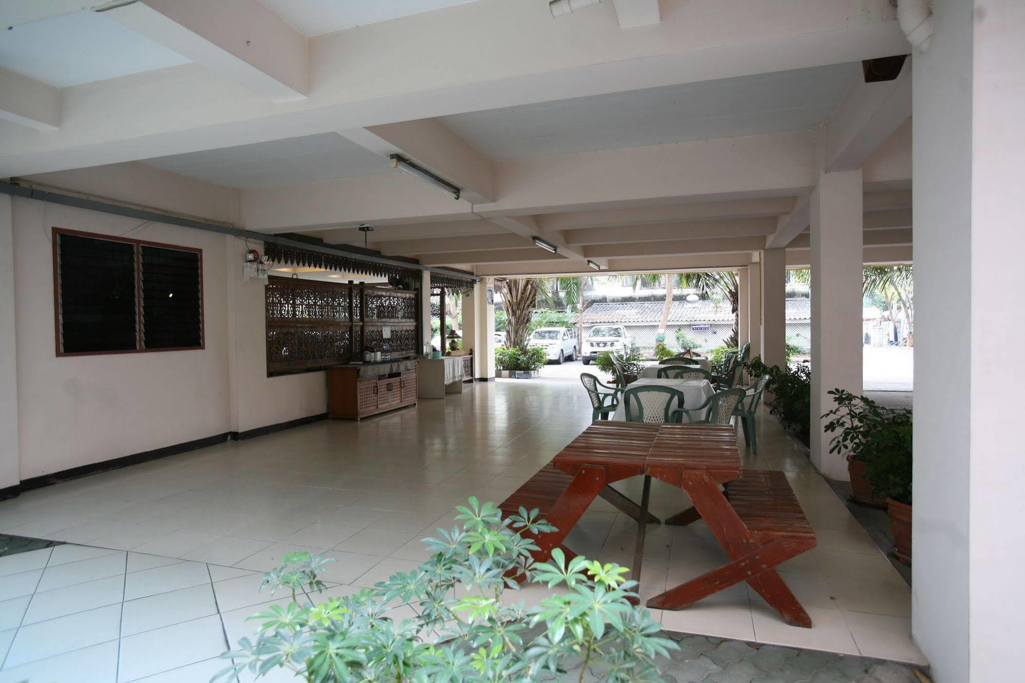Beerapan Hotel Bangkok Exterior photo