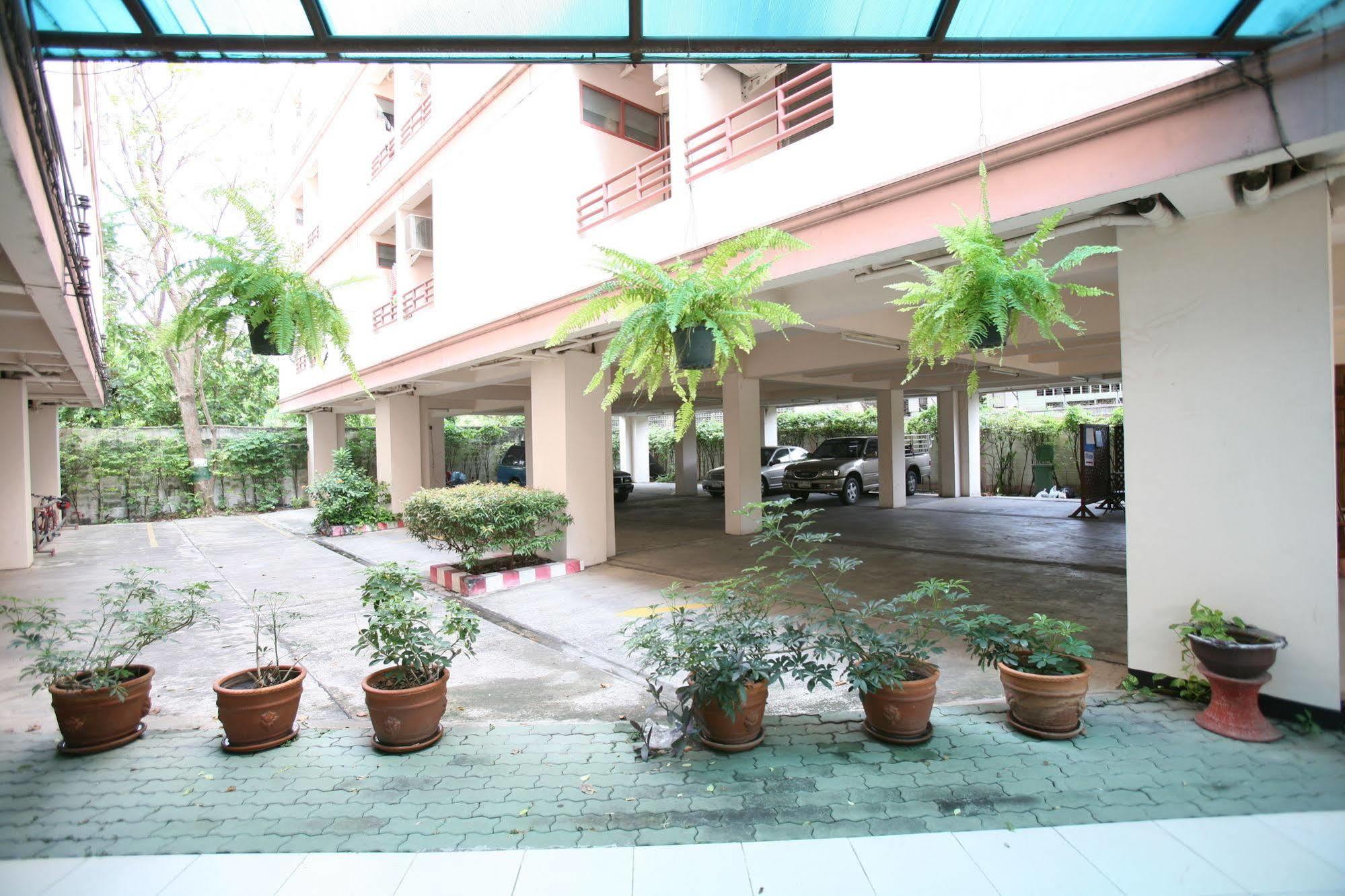 Beerapan Hotel Bangkok Exterior photo