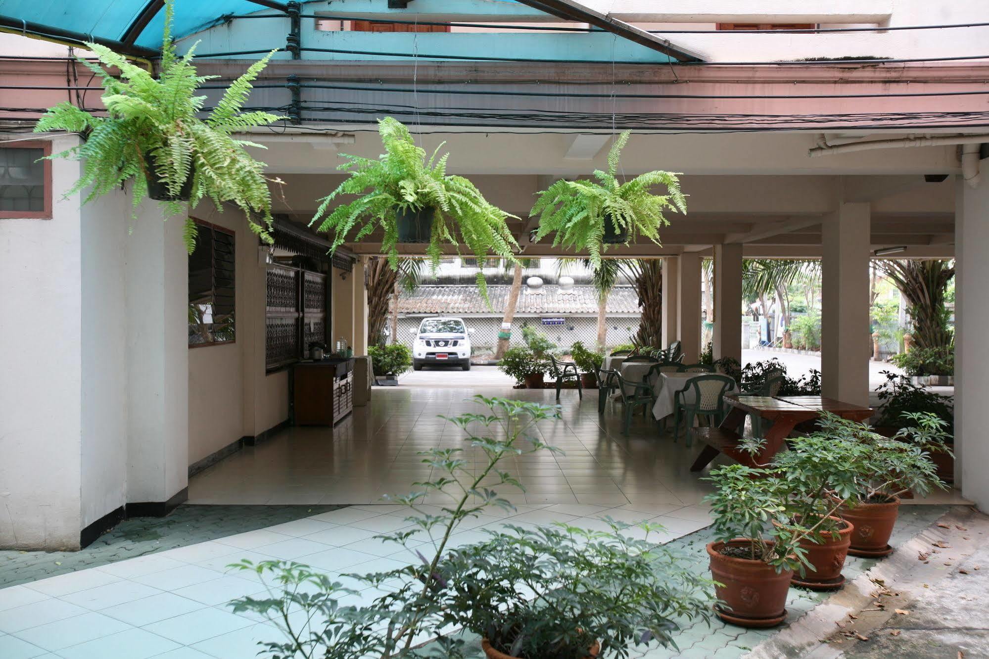 Beerapan Hotel Bangkok Exterior photo