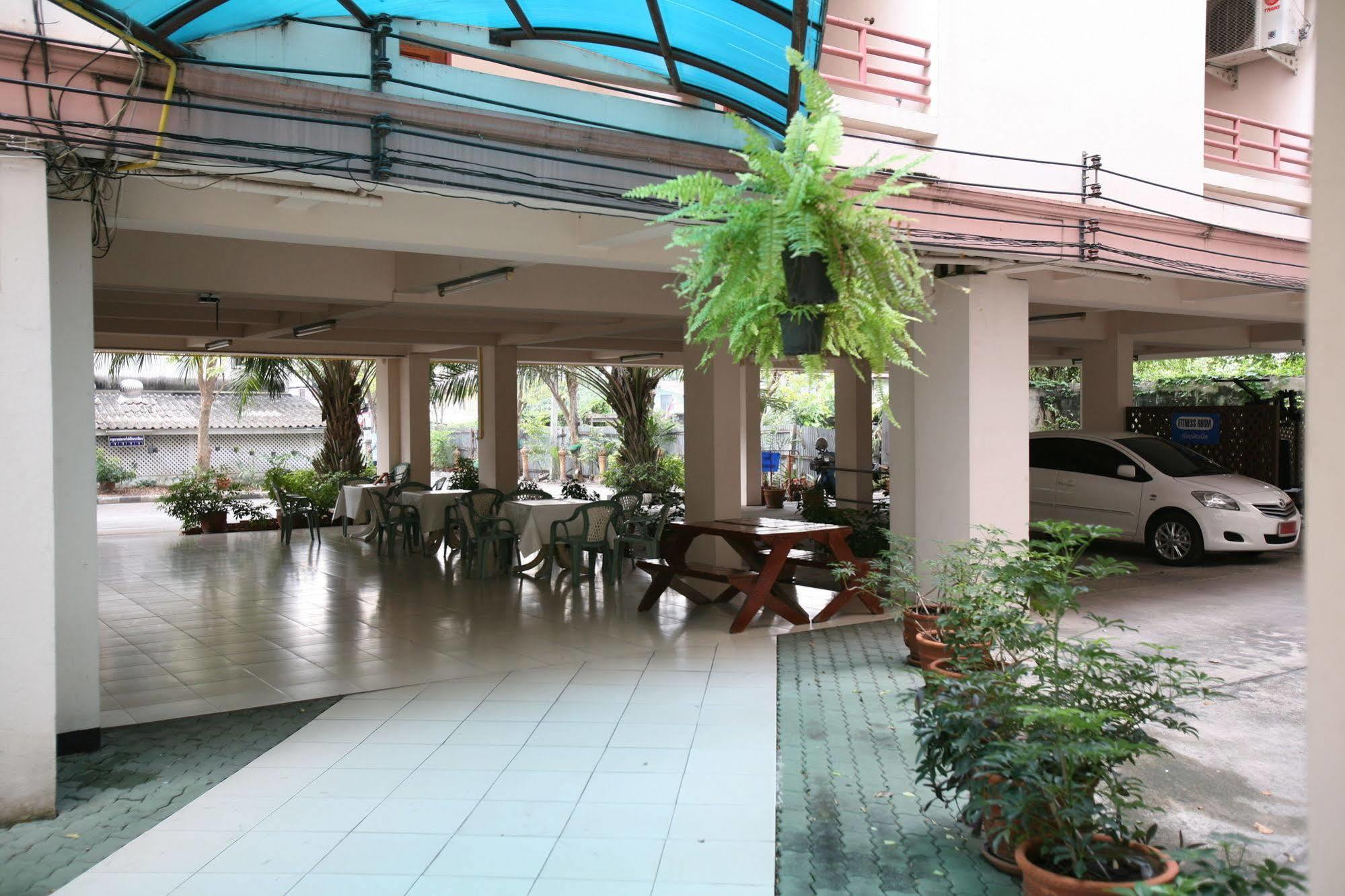 Beerapan Hotel Bangkok Exterior photo