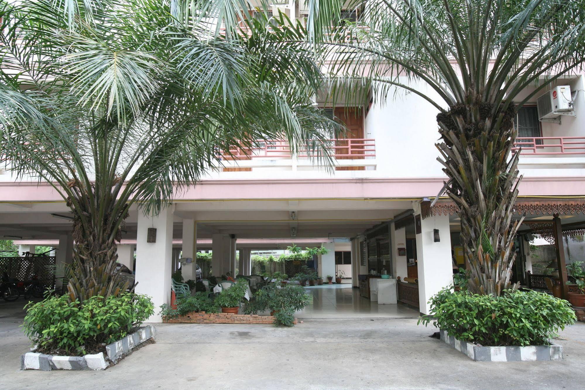 Beerapan Hotel Bangkok Exterior photo